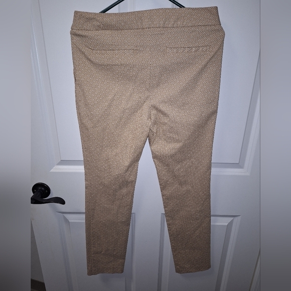 Adrienne Vittadini ladies pants in a size 6, featuring a tan diamond pattern. - Picture 7 of 7